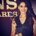 Nikita Dutta Instagram - Ounces of gratitude to almighty for this award. It’s been a wonderful journey and feels great to be appreciated as the most popular actress on television for #Haasil A Gigantic thank you to @siddharthpmalhotra and #DanishKhan for seeing Aanchal Shrivastav in me. This is to an amazing team for making this happen @sapnamalhotra01 @itszayedkhan @vattyboy @chiragmahbubani1 @simplysheeba @bongwongyamini0320 @chakdemohit @sonytvofficial @instasammeer #24SOLLionsGoldAwards #Haasil #SonyTv #AanchalShrivastav