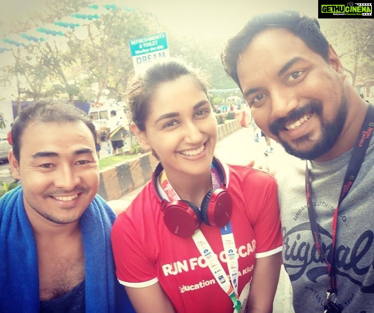 Nikita Dutta Instagram - Immensely grateful to my two trainers for keeping me fit enough for years to be able to pull off my third consecutive marathon 😇🙏 #TMM2018 #halfmarathon #21.097km #ThirdOneInTheKitty