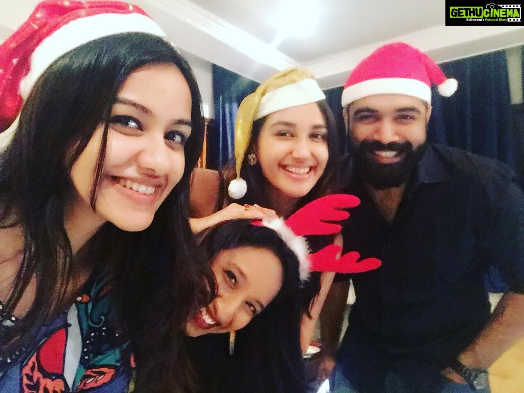 Nikita Dutta Instagram - A laugh riot to singing your lungs out Christmas! #hohoho🎅 #ChristmasFeels Pali Hill