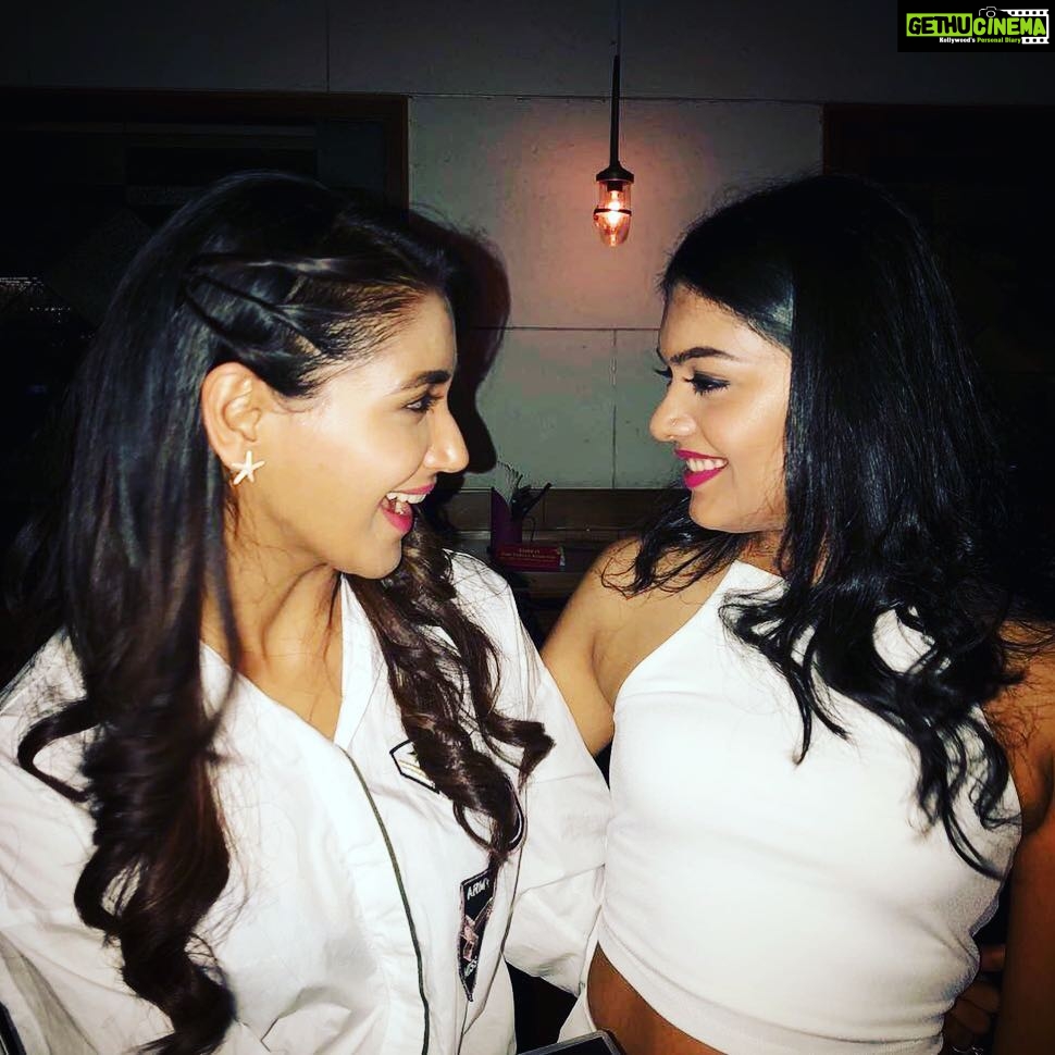 Nikita Dutta Instagram - twining in white! #NovemberBabies #ColourCoordinated #CaughtCandid (not) @prachi_rai