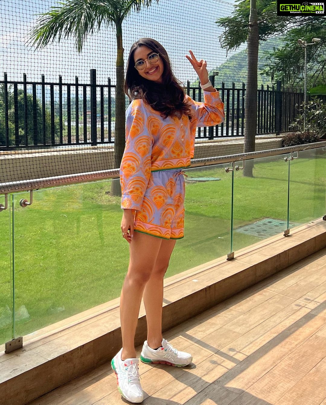 Nikita Dutta Instagram - The “life is good” face 🤓✌️ . Outfit: @dotsanddoodlesdesign Styled by @kareenparwani