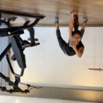 Nikita Dutta Instagram - 1..2..3..4.. Just sunday-ing with all the extra time this morning 🤓 . Who is trying this single hand back bend challenge next? . #BackBends #ChallengeAccepted #strength #Mobility #Flexibility #ArmRotation #360camera