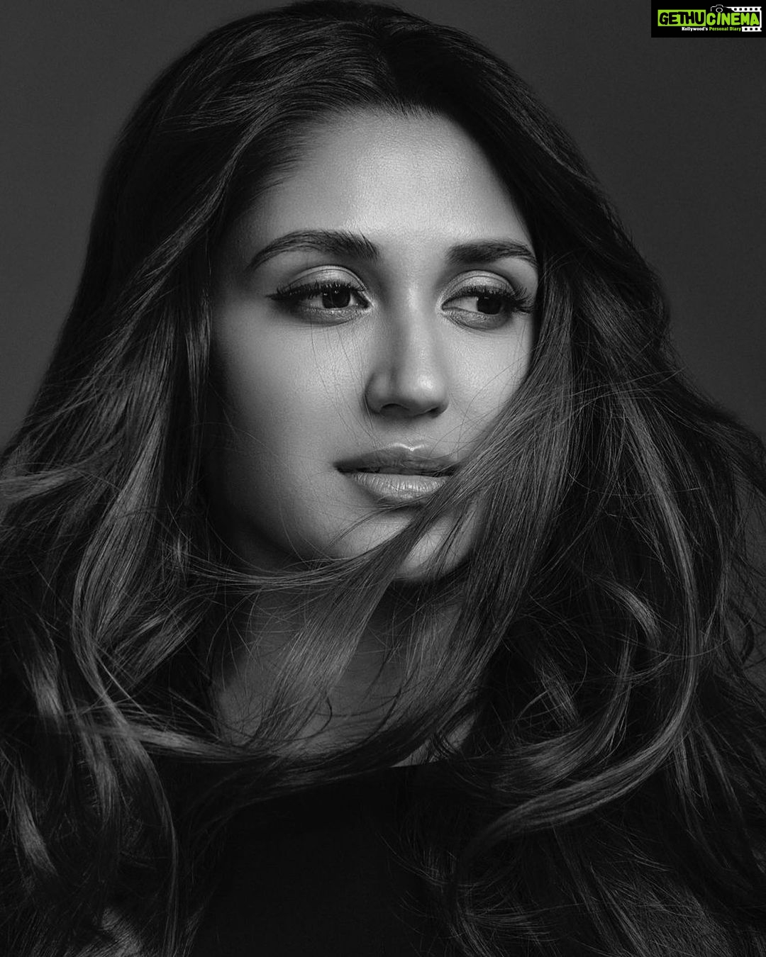 Nikita Dutta Instagram - 🖤🤍🤍🖤 . (2/3) . #Potraits #BlackAndWhite . @tanvivoraphotography @sayali_angachekar @kyana.emmot