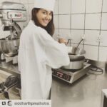 Nikita Dutta Instagram - Making the most of some time off from the schedule. Nikeesational cake in the making! #ChefCapOn #Literally .. #Repost @siddharthpmalhotra (@get_repost) ・・・ Chef #aanchalshrivastava @nikifying preparing her gluten free cake for all of us #haasil #funtimes anyone for yummy cake ? Ambre Mauritius