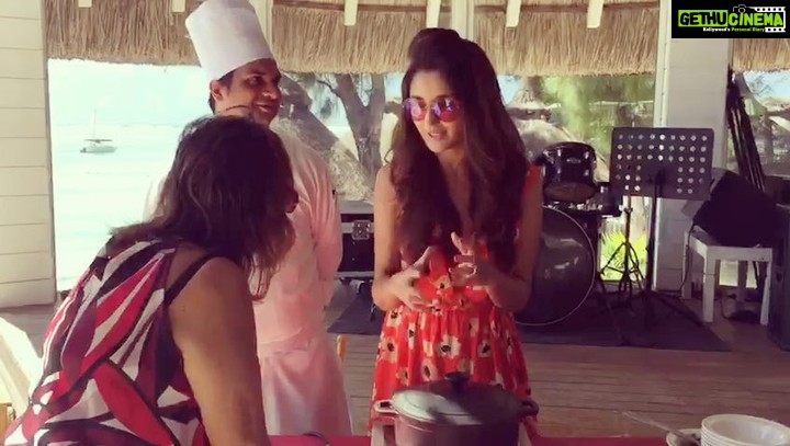 Nikita Dutta Instagram - Craving Indian food? Butter chicken in the making. #ChefCapOn #LoveForFood #shootshenanigans #Haasil Ambre Mauritius