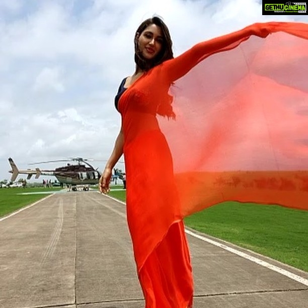 Nikita Dutta Instagram - Wear a pretty saree in a pretty background and don't go crazy, said no one ever. #Haassil @sonytvofficial Oxford Golf Resort