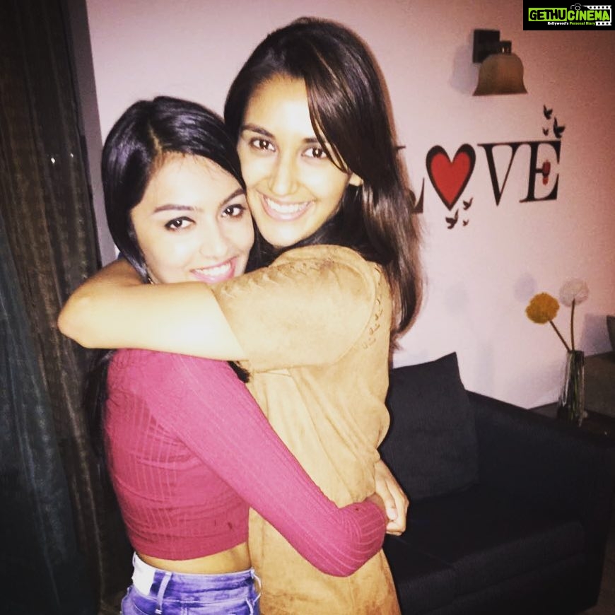 Nikita Dutta Instagram - Star of the evening. #StrangleHug Pali Hill