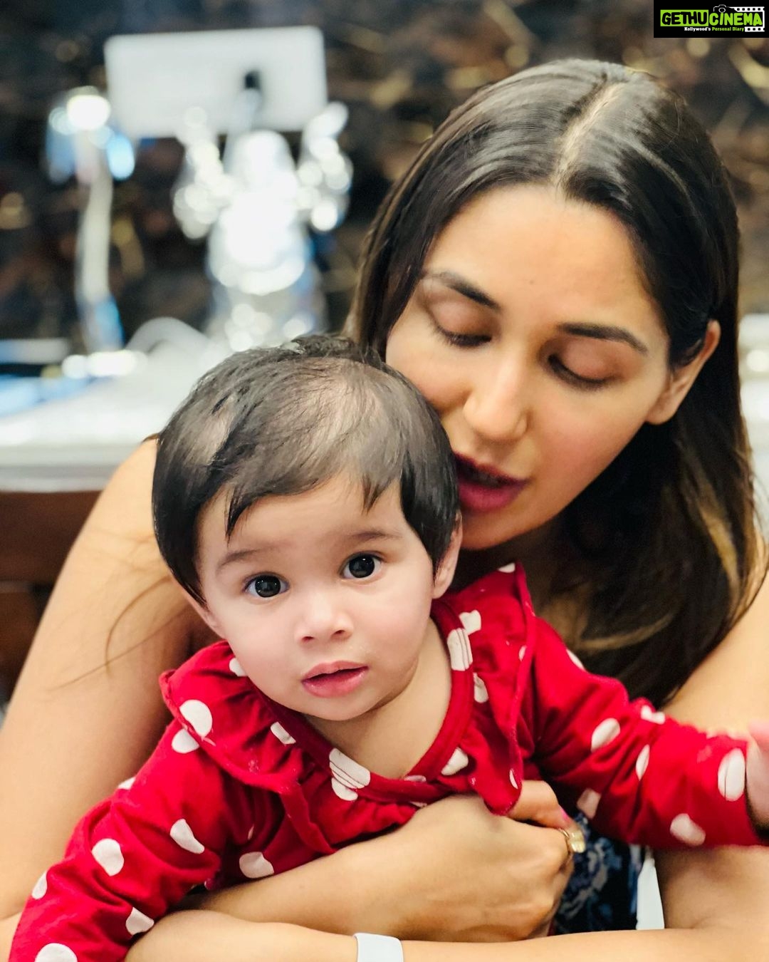 Nikita Dutta Instagram - My much awaited family reunion came to an end yesterday. Now the struggle to fight this emotional hangover begins…….. . I miss you and hate you @naan_bai 🥺💕 . #Phamily