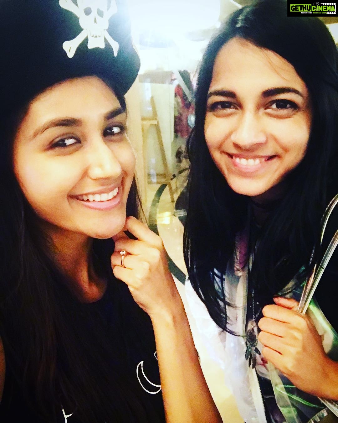 Nikita Dutta Instagram - It's a pirate and her poppet! That's how we do it! 😎❤ #PiratingAround #piratesofthecaribbean5 Juhu PVR