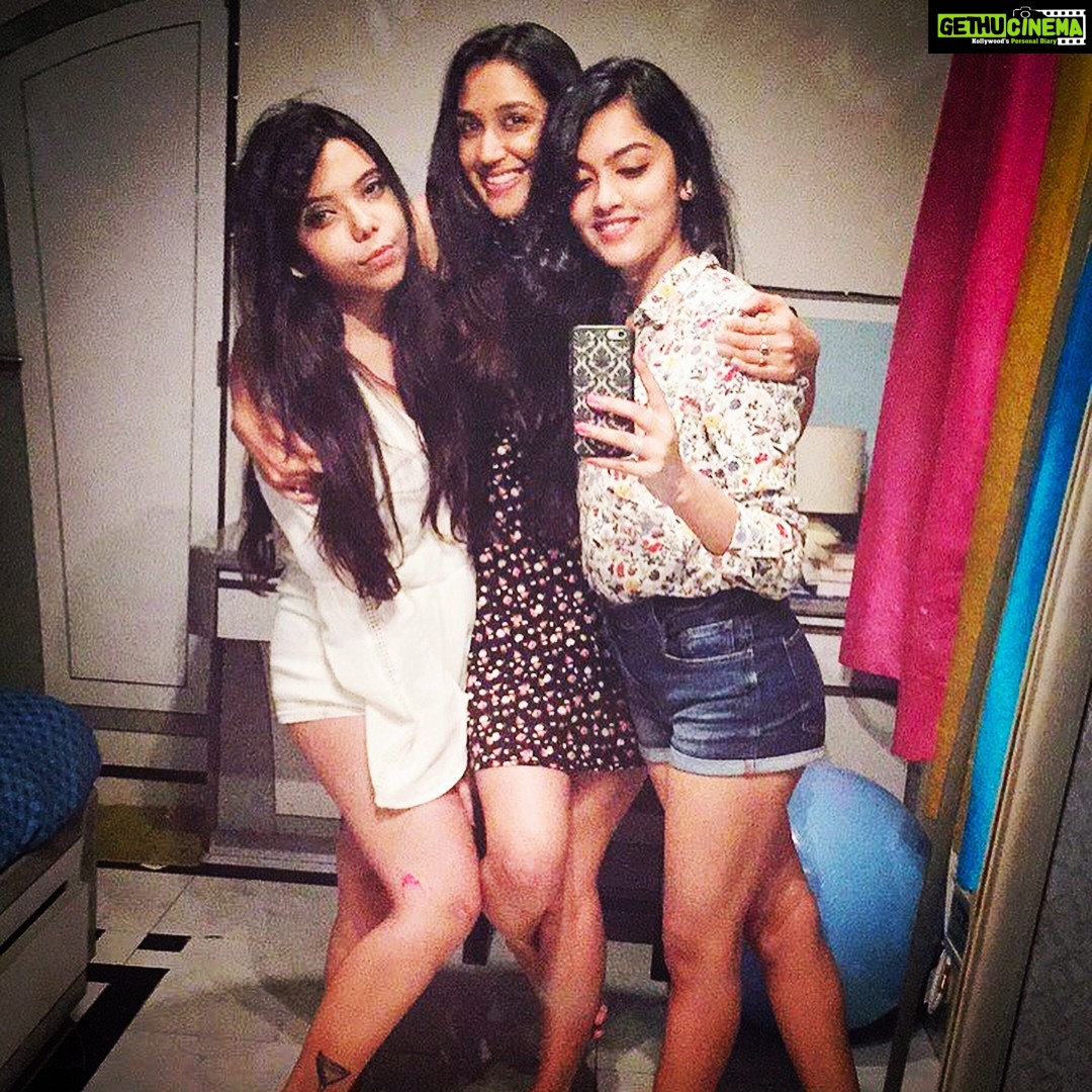 Nikita Dutta Instagram - To all the eventful nights with these regulars this house has witnessed. Glad to have had the last one be the best. #HouseFarewell #MyLifelines @eltondmello @faisaluttanwala @prachi_rai @aditishah21 @vazda.m @sagarette Pali Hill