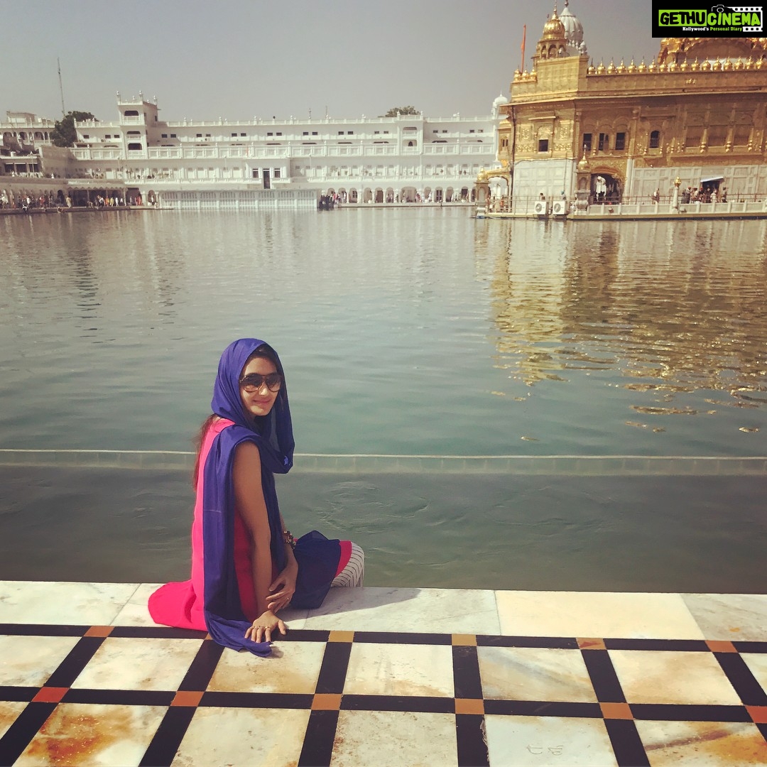 Nikita Dutta Instagram - Only being present here can make you understand how blessed you feel at the golden temple. Satnaam shriwaheguruji ๐ Golden Temple เจถเฉเจฐเฉ เจนเจฐเจฟเจฎเฉฐเจฆเจฐ เจธเจพเจนเจฟเจฌ
