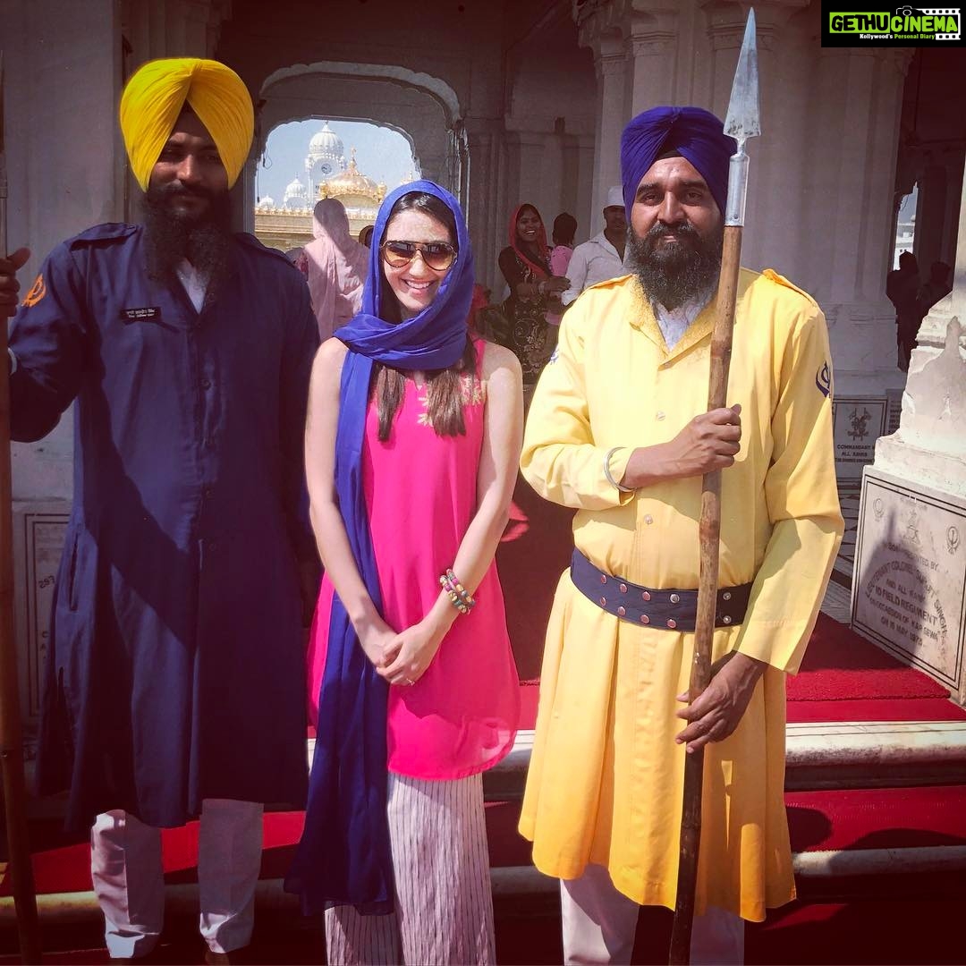 Nikita Dutta Instagram - On guard protecting the beauty inside. #PunjabLoving #TravelDiaries Golden Temple ਸ਼੍ਰੀ ਹਰਿਮੰਦਰ ਸਾਹਿਬ