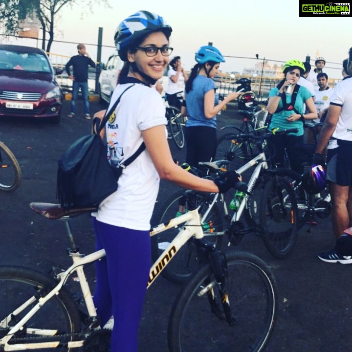 Nikita Dutta Instagram - I always thought nothing is better than running early in the morning with the sea wind hitting your face. But I guess the same feels better when you are on a bike riding it! #SaturdayMorningDoneRight #Cyclothon #30km #blissful Haji Ali Dargah