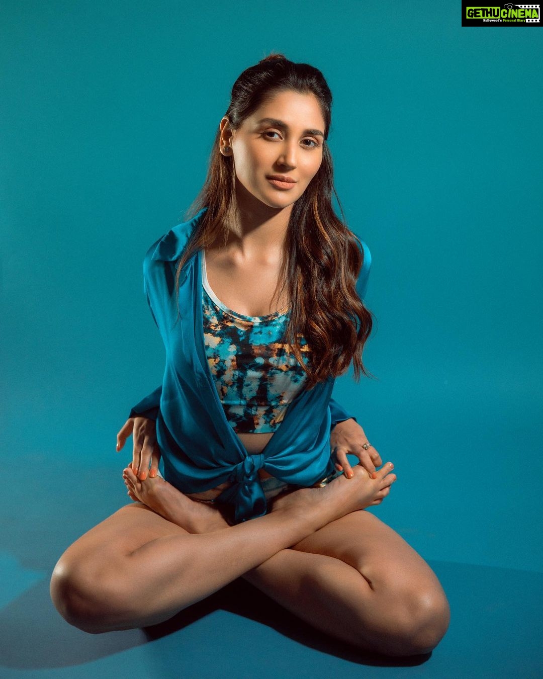 Nikita Dutta Instagram - 💙🧘♀️💙 Surrendering to #TerrificTuesdays . . #BaddhaPadmasana #BoundLotusPose . . . 📸: @appurvashah HMU: @aliyadoesmakeupandhair Styled by @vidyulaa