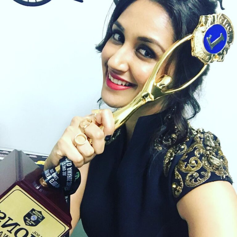 Nikita Dutta Instagram - First one! Always special. Big big thank you to almighty, every soul who worked on this show and to those darling fans out there. You are all the reason for this big smile on my face! #LionsGoldAwards2016 #EkDujeKeVaaste #Blessed