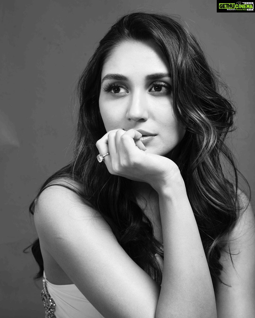 Nikita Dutta Instagram - That’s me waiting for next month after exhausting all my cheat days for this month already ⏰ 🗓 🥲 . . #CheatMeals #FoodForTheSoul