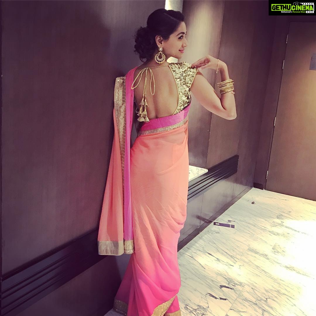 Nikita Dutta Instagram - Coz clicking a frontal was too mainstream! As I pose in jaffy's fabulously styled outfit just before going on stage for the Tiens Marketing Plan Launch. @jaferalimunshi you can never go wrong with it😘❤️ Hyatt Regency, Manesar