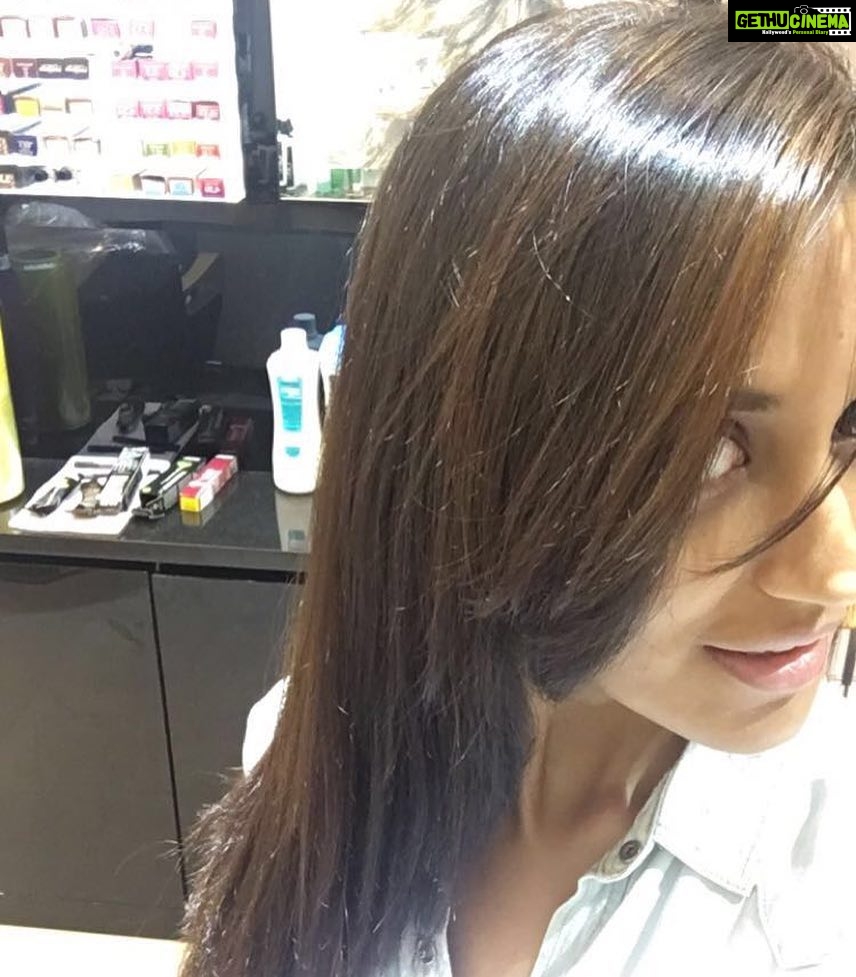 Nikita Dutta Instagram - For all the times I judged girls getting hair color... must apologize 😋🙈 #ExperimentsWithHair #FirstTime Courtesy: @gauravvora13 @dessangemumbai Dessange Mumbai
