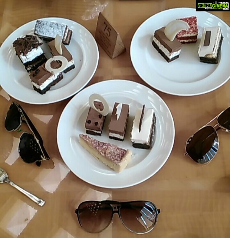 Nikita Dutta Instagram - Calories? We clearly forgot what that means! #GirlsLosingTheirShit #NeverDoBuffets JW Marriott Mumbai Juhu