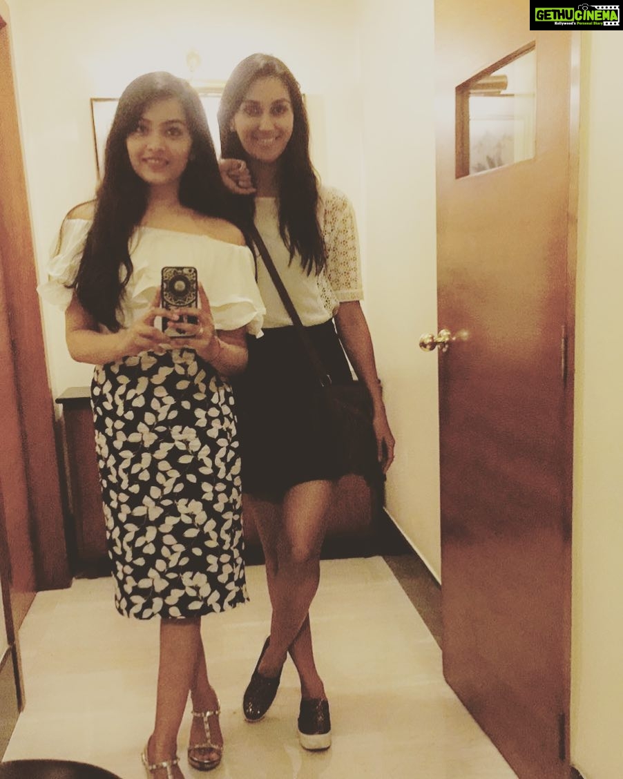 Nikita Dutta Instagram - When she makes me do things I normally wouldn't! 🙈 #PoseForTheMirror #AboutLastWeek Trident, Nariman Point, Mumbai