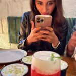 Nikita Dutta Instagram - Learning the art of clicking pretty looking edibles before gobbling them up while making fellow mates on the table patiently wait out of no choice. #DoItForTheGram Teva, Bar De Vegetais