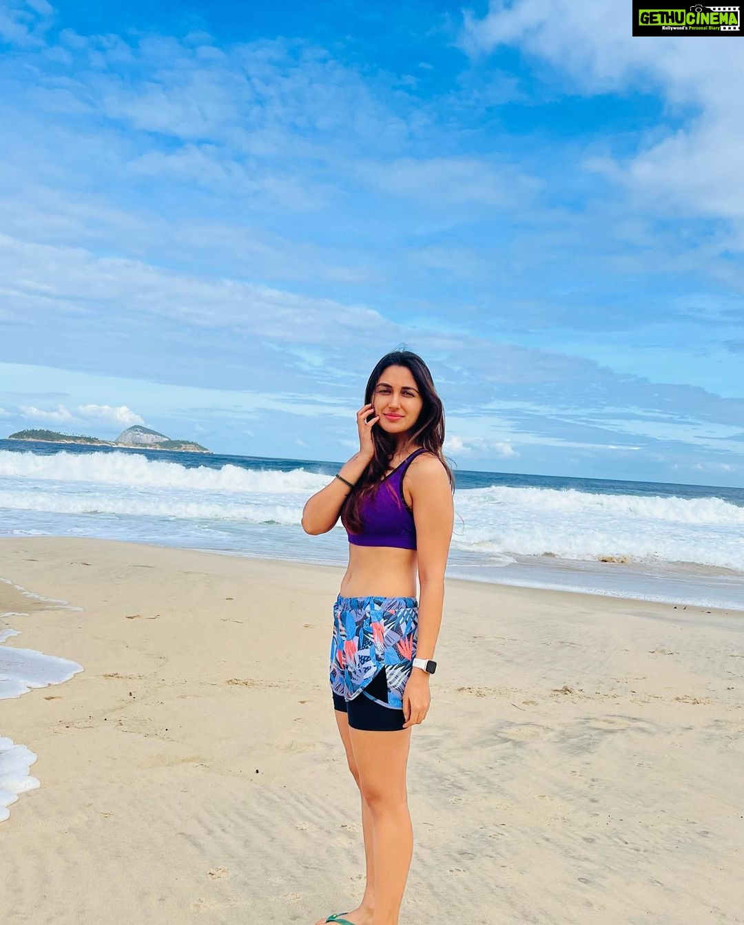 Nikita Dutta Instagram - Too soon for a #TakeMeBack ? ☀️🏝🌊 Nah 😛😬 . . . #BeachLife #RioDeJanerio #Brazil #Ipanema #SunSandAndSea Ipanema Beach, Rio de Janeiro