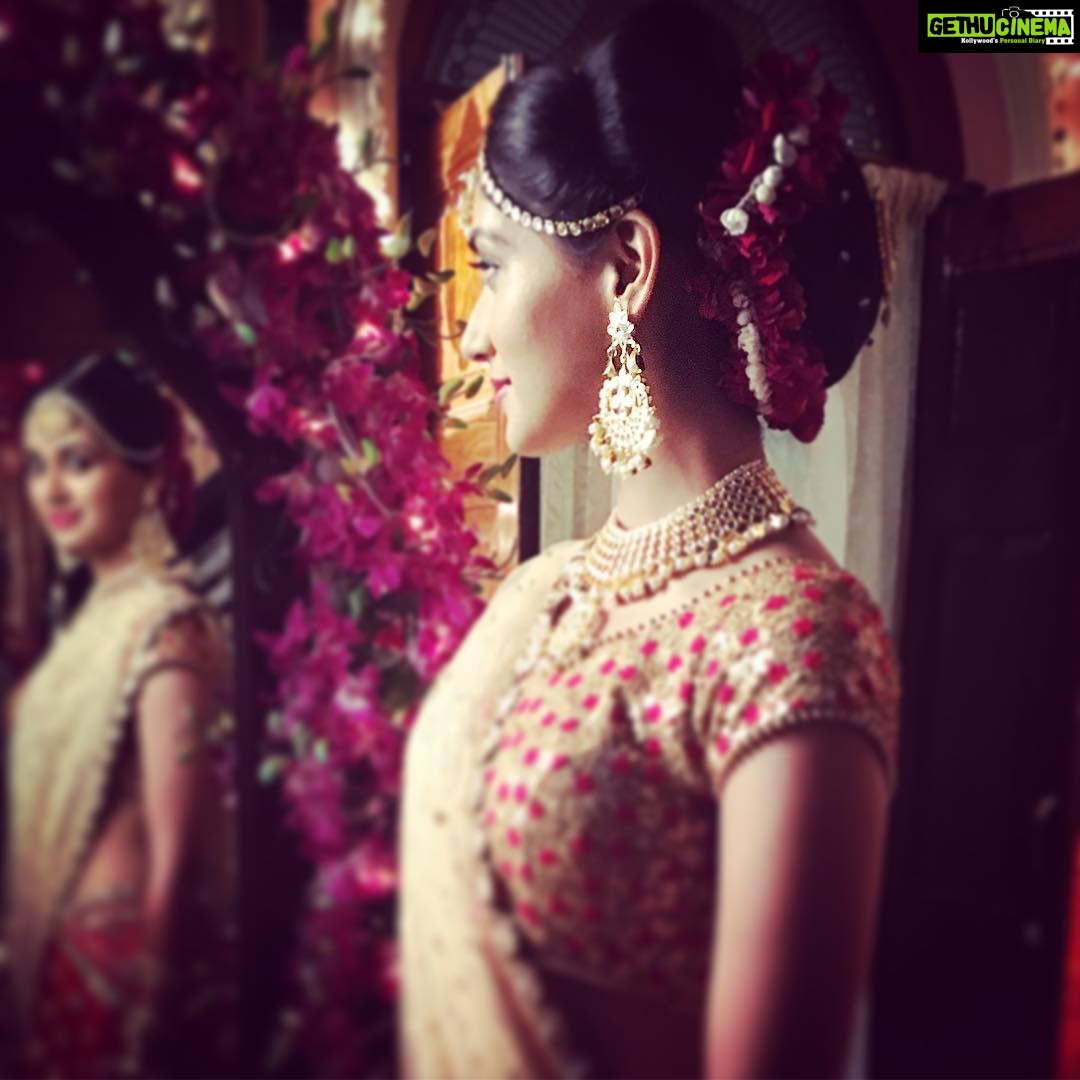 Nikita Dutta Instagram - Reflection watch 👀 #BrideModeOn #EkDujeKeVaaste picture courtesy: @tarunimavarma SJ Studios