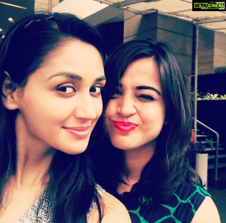 Nikita Dutta Instagram - Bachpan ka pyaar! #AdorableCreatureInTown #SchoolFriendsBeTheBest ❤️❤️ Indigo Deli, The Palladium, High Street Phoenix, Lower Parel.