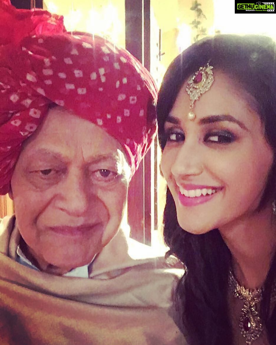 Nikita Dutta Instagram - Coz no body can be this adorable! So much to learn from this man. #OnSet #EkDujeKeVaaste SJ Studios