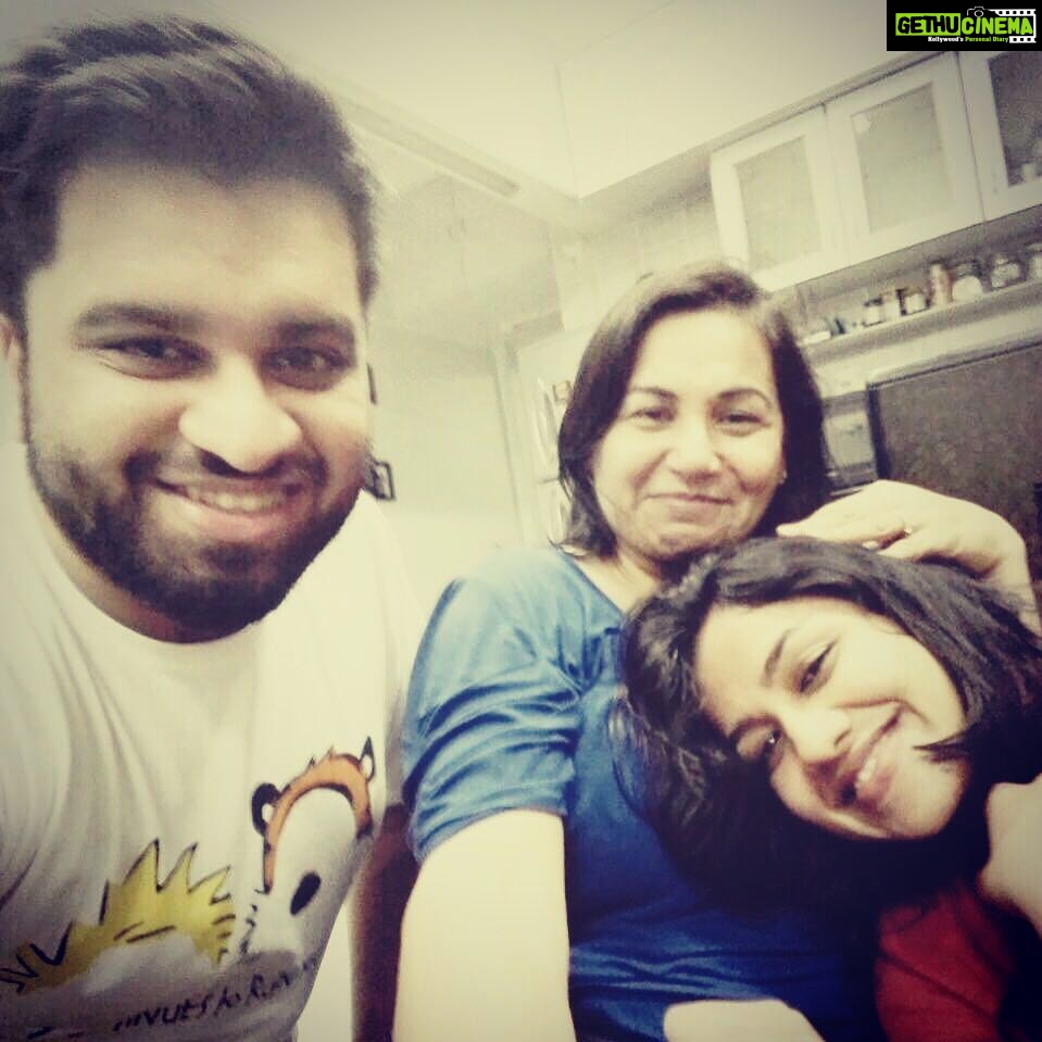 Nikita Dutta Instagram - When they come home and steal your mother. #Sigh 😢 @faisaluttanwala @aayushmatibhava @alka.dutta16 Pali Hill, Bandra