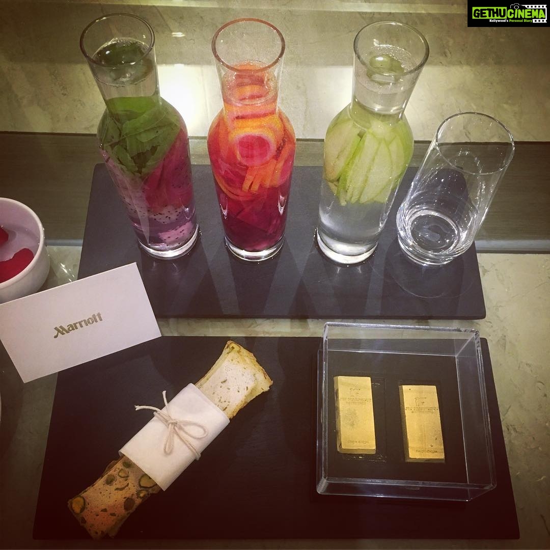 Nikita Dutta Instagram - When they serve you some carbs, chocolate and detox water! That's the kind of hospitality I appreciate 😋😉! #IndulgeDetoxCombo JW Marriott Mumbai Sahar
