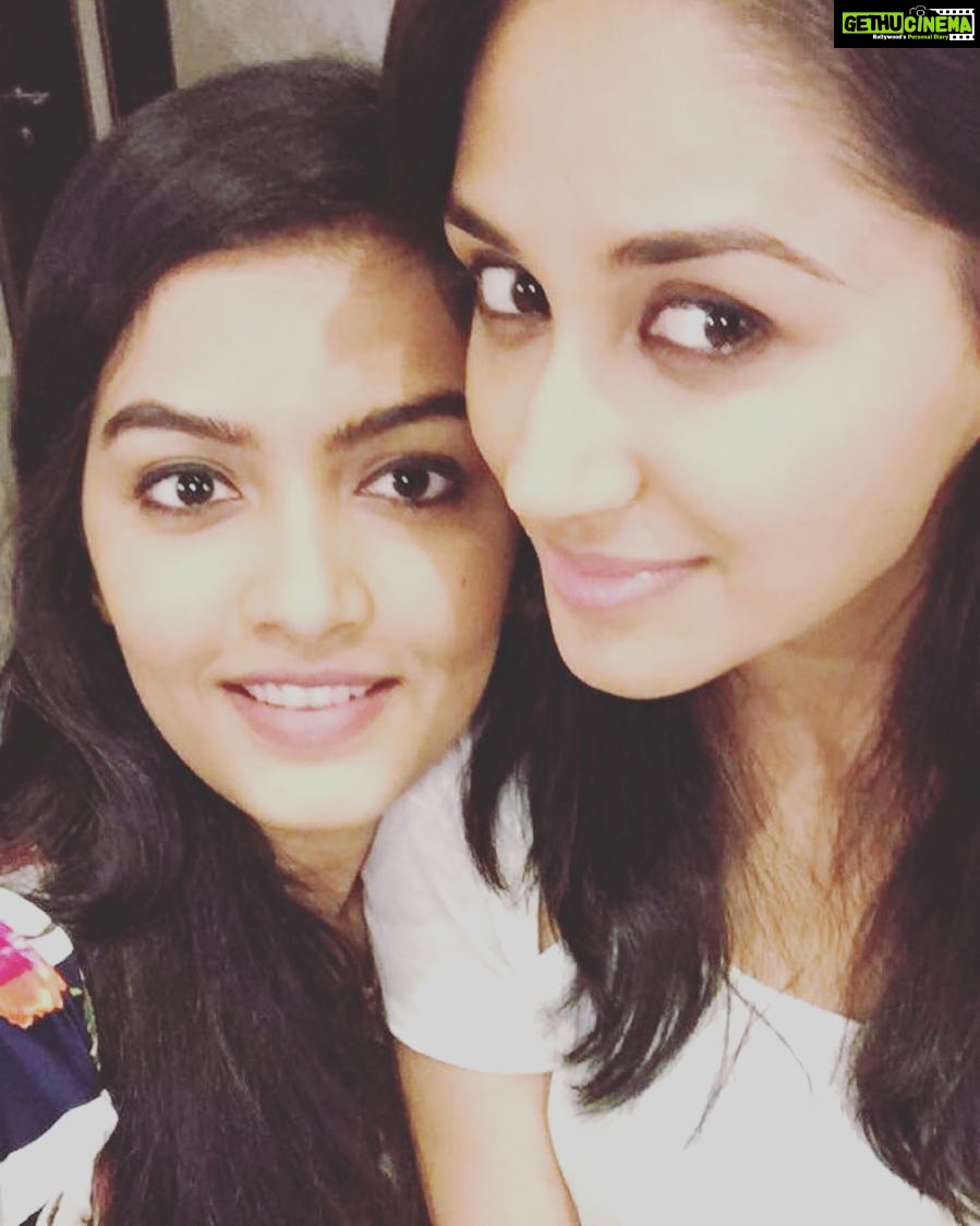 Nikita Dutta Instagram - Sticking to the signature picture pose. Shop till you drop kinda day! #ShoppingLove #SaleMadness Palladium Mumbai