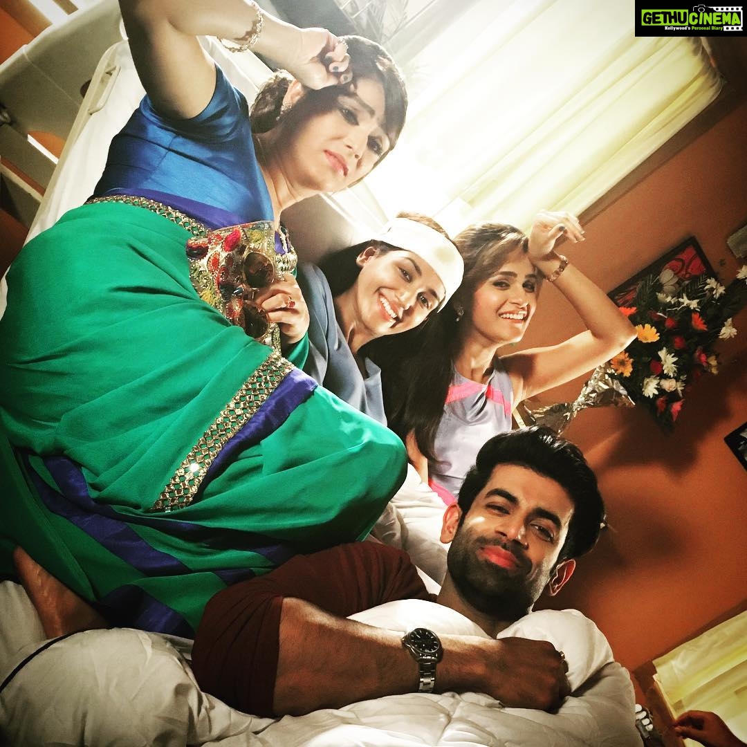 Nikita Dutta Instagram - And they all came with a storm bombarding the patient's bed! #ShootShenanigans #EkDujeKeVaaste #OnSet S J Studios Mumbai