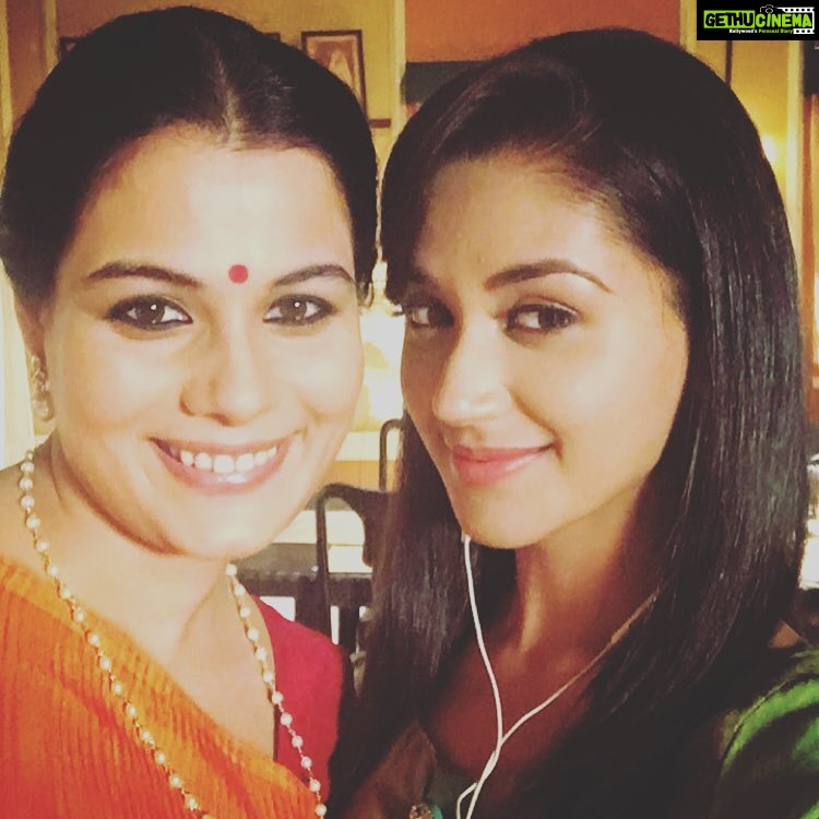 Nikita Dutta Instagram - And they said if you have a sleepy swollen face.. Smile it off! #FirstPicture #OnScreenMumInLaw #ekdujekevaaste @geetanjalitikekar SJ Studios