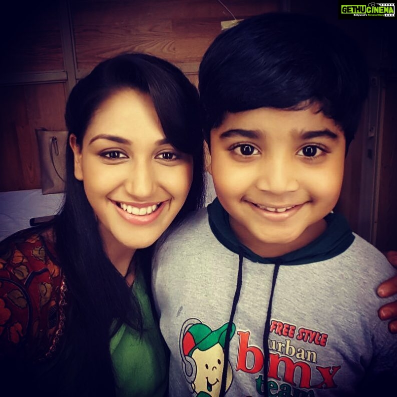 Nikita Dutta Instagram - Look at this cuteling smiling!! #MakeUpRoomShenanigans #OnSet #ekdujekevaaste SJ Studios