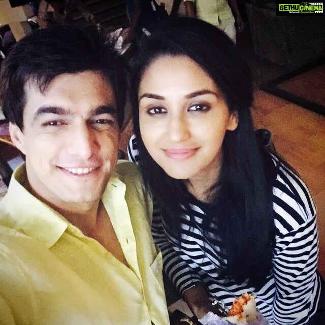 Nikita Dutta Instagram - When momoness happens to be shooting in your area! @khan_mohsinkhan #BleachBoy #FirstOnScreenLove S J Studio