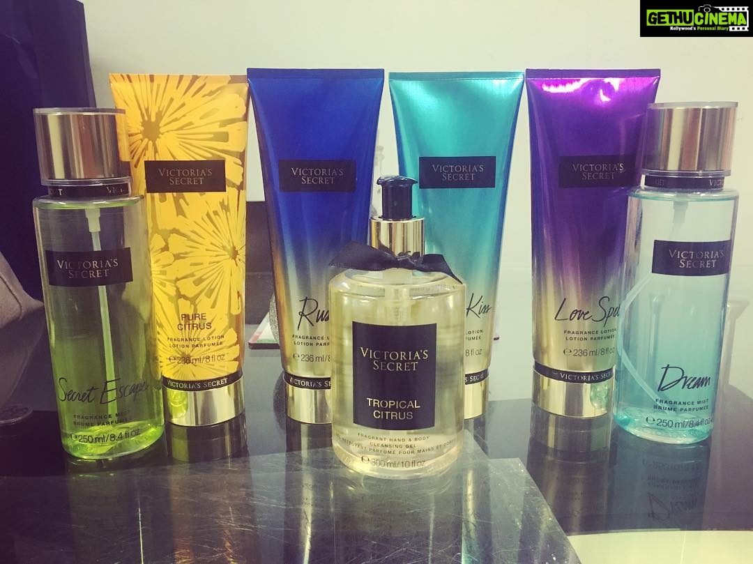 Nikita Dutta Instagram - New stock is here!! #VictoriaSecret #HappinessIsGifts #ReasonsToLoveYourSister @ankitaduttadubey Pali Hill, Bandra
