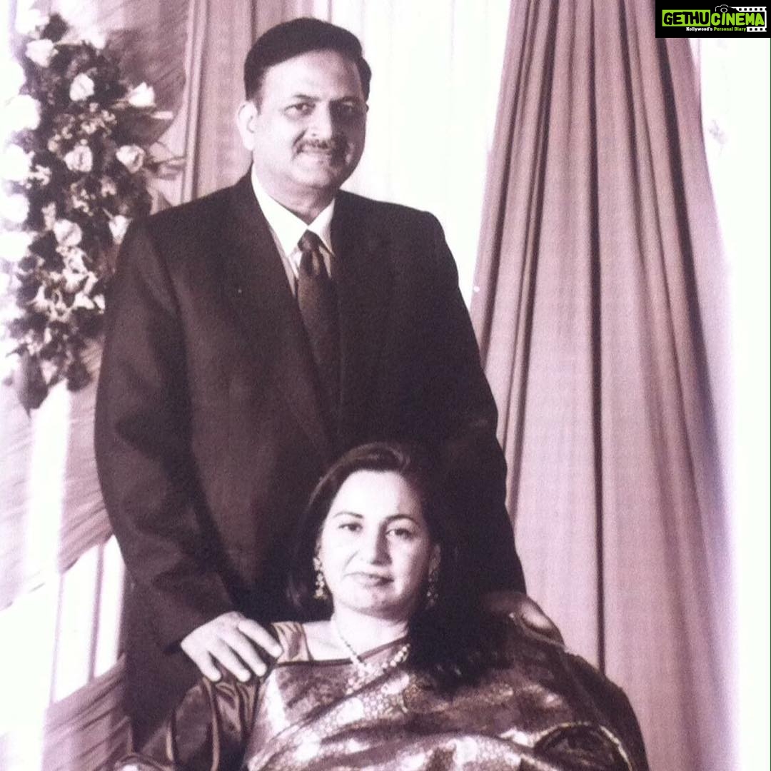 Nikita Dutta Instagram - When you know you can never be as good as these two. #Idols #MommaBear #DaddyBear