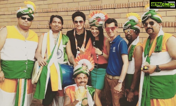 Nikita Dutta Instagram - With the craziest of fans! #MajorThrowback #WorldCup #T20 #DhakaTimes #StarSports