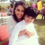 Nikita Dutta Instagram - With the cutest little thing on set before they make our clean faces go colorful #FourDaysOfHoli #NoMoreColorsPlease #BrightInWhite #OnSet #EkDujeKeVaaste Madh Island,Mumbai