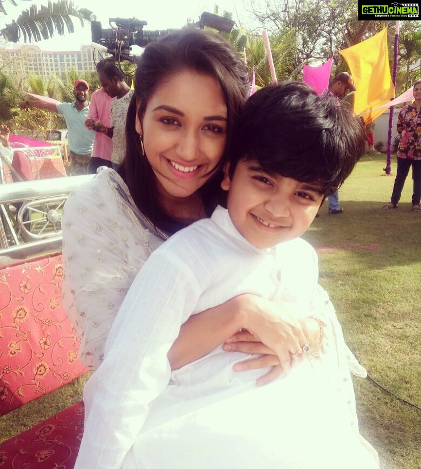 Nikita Dutta Instagram - With the cutest little thing on set before they make our clean faces go colorful #FourDaysOfHoli #NoMoreColorsPlease #BrightInWhite #OnSet #EkDujeKeVaaste Madh Island,Mumbai