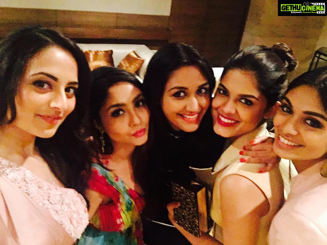 Nikita Dutta Instagram - Eat-Gossip-Pose-Repeat #TimesFoodGuideAwards #MissIndiaTimes Grand Hyatt Mumbai
