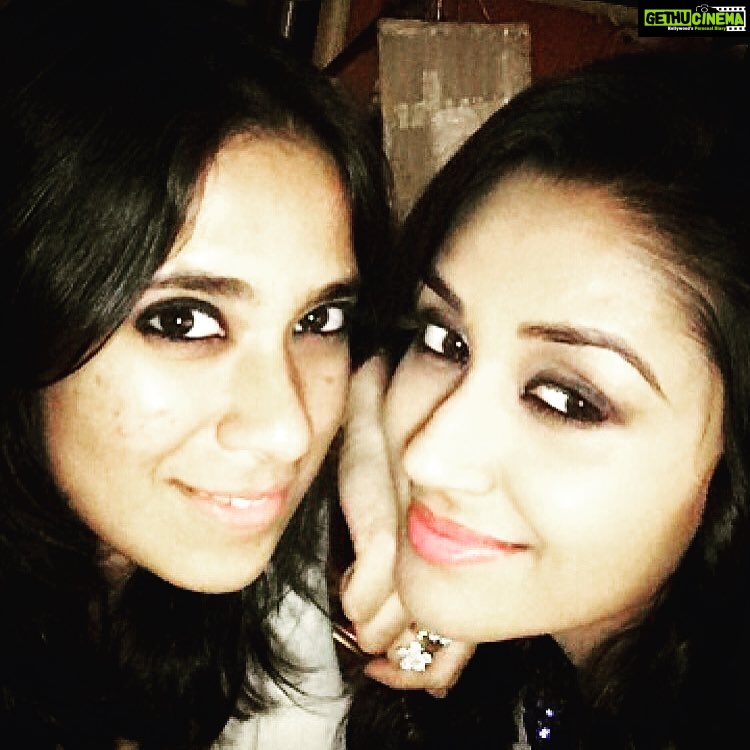Nikita Dutta Instagram - A visitor like this one makes my day! Meet the newly wed! @devinadsouza #Neighbours #HostelHospitalStories SJ Studios