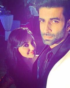Nikita Dutta Instagram - A forceful smiley morning Post successfully surviving a night shift! #OnSet #SumoDiaries #EkDujeKeVaaste #TheShootLife Madh Island,Mumbai