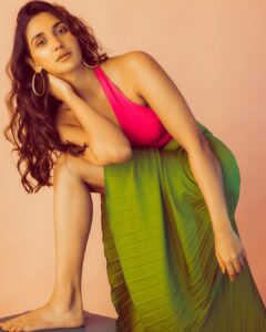 Nikita Dutta Instagram - Trying to emulate a flower on a plant 🌷🪴 
.
.
.
.
.
📸: @appurvashah
Styled by @vidyulaa
HMU: @aliyadoesmakeupandhair