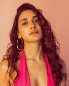 Nikita Dutta Instagram - Trying to emulate a flower on a plant 🌷🪴 
.
.
.
.
.
📸: @appurvashah
Styled by @vidyulaa
HMU: @aliyadoesmakeupandhair