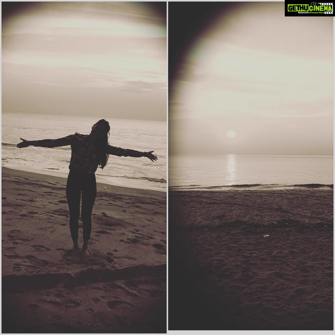 Nikita Dutta Instagram - When the words "what a beauty" come out instantly at the first sight! #Sunset #ByTheBeach #Day3 #KochiDiaries Cherai Beach