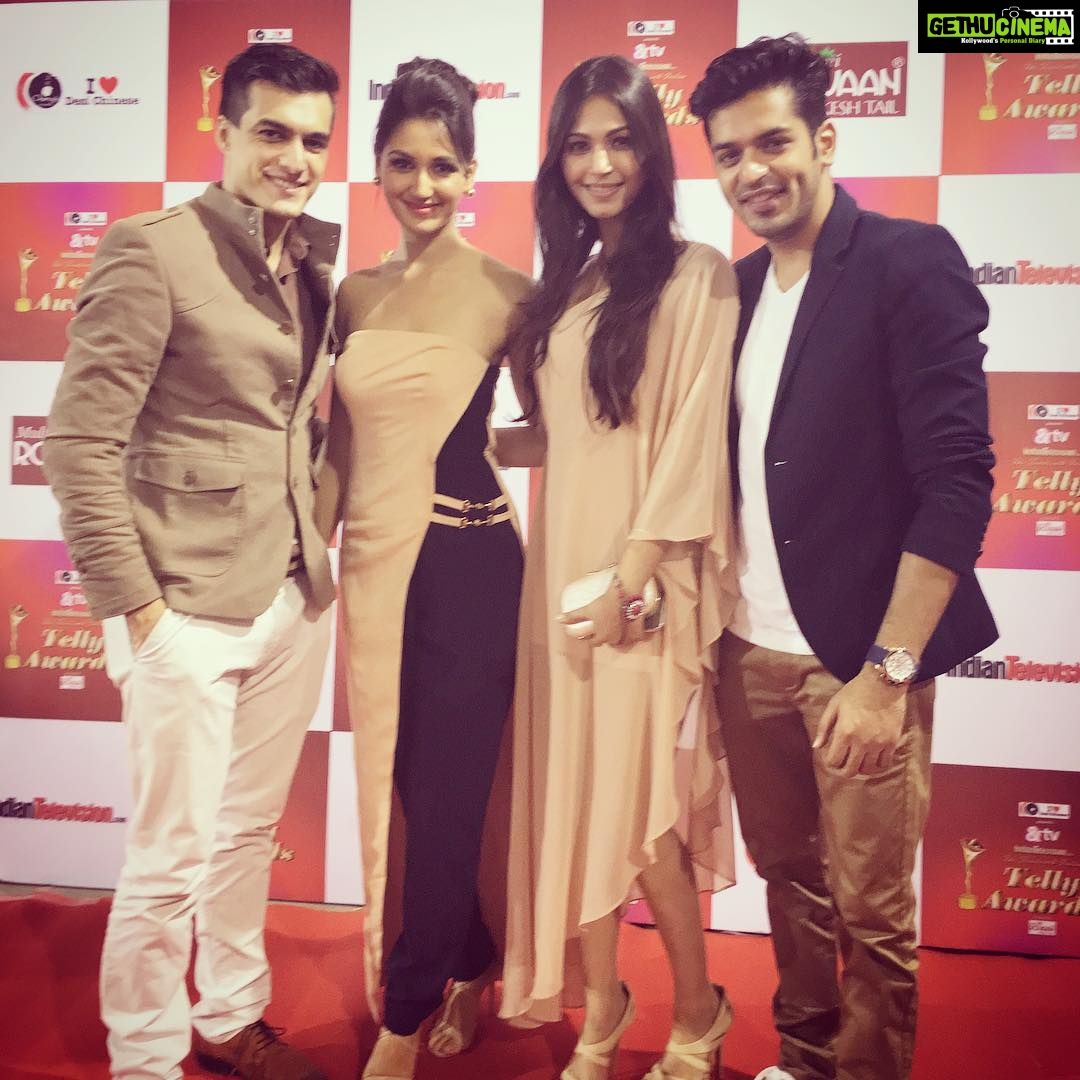 Nikita Dutta Instagram - Newbies be like........ #IndianTellyAwards2015 #RedCarpet