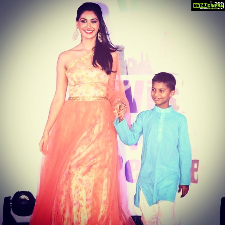Nikita Dutta Instagram - On the ramp with this adorable one named Raja! #GlobalPeaceInitiative #PeaceWalk #WalkTheWalk