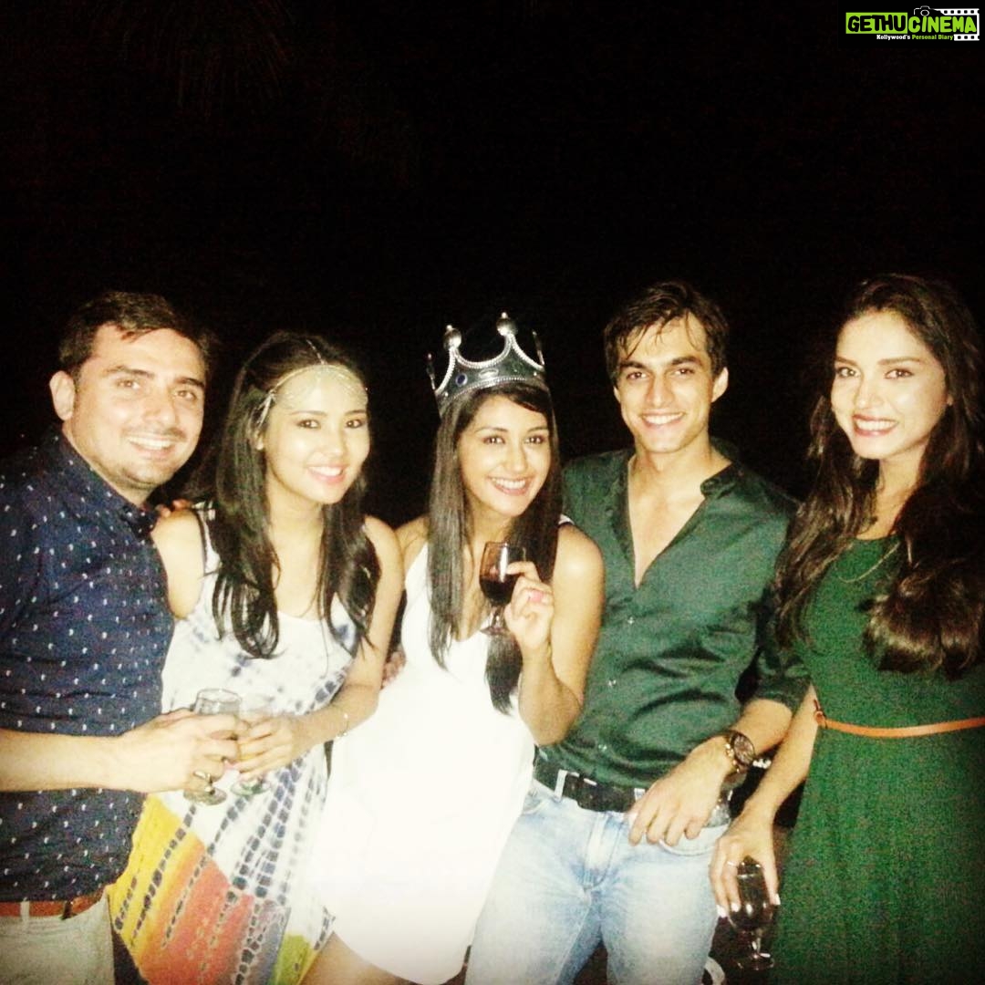 Nikita Dutta Instagram - When my head gear came straight out of fantasy books! Thank you @akhiliyer #AllAboutLastNight #BirthdayDiaries US Club